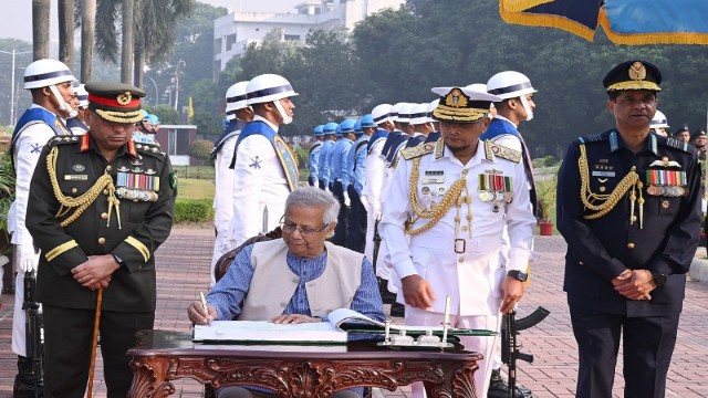 সশস্ত্র বাহিনী দিবসে প্রধান উপদেষ্টার সঙ্গে তিন বাহিনীর প্রধানদের সৌজন্য সাক্ষাৎ